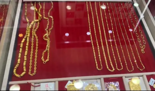 ▲ 台東市8日晚間發生銀樓搶案，嫌犯聲稱要買父親節禮物，佯裝成顧客，趁店內只剩一人時，灑辣椒水、搶金飾。（圖／翻攝畫面）