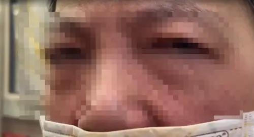 ▲ 台東市8日晚間發生銀樓搶案，嫌犯聲稱要買父親節禮物，佯裝成顧客，趁店內只剩一人時，對老闆娘潑灑辣椒水，搶走價值約60萬的金飾。（圖／翻攝畫面）