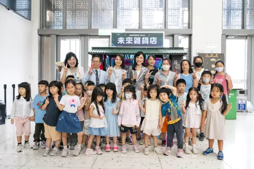 ▲主播徐韻翔帶領學生與家長，一同走進2100年的極端氣候場景，感受未來生活的日常。（圖／綠色和平提供）