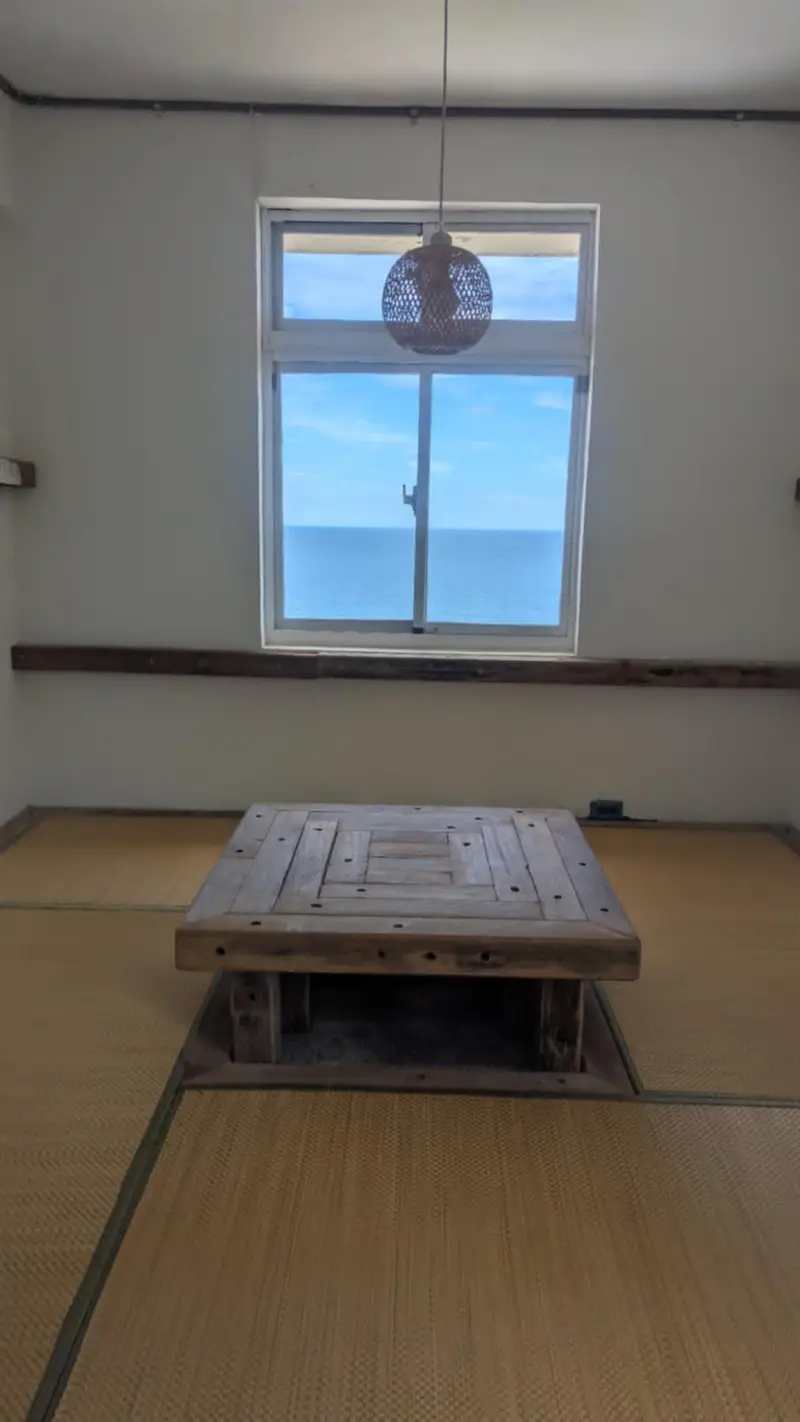    ▲台電表示，奈良美智特別喜歡金水基地的室內空間，也認為遠眺北海岸、陰陽海的景觀很像日本青森，因此也頻繁拜訪金水基地。（圖／記者鍾泓良攝影）  