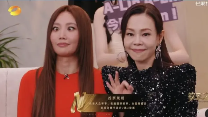 《歌手2025》A-Lin、彭佳慧「耳機被衝康」!最終排名曝光網怒了 ▲《歌手2025》決賽昨(8)日晚間開演,A-Lin(左)、彭佳慧(右)飆唱〈傷痕〉相當動聽,不過演唱完畢,2人直呼當下唱一半耳機沒聲音、出狀況,最後慘淪該輪最後一名,跌破眾人眼鏡,網友紛紛質疑節目公正性:「被設局了!」(圖/翻攝自微博)