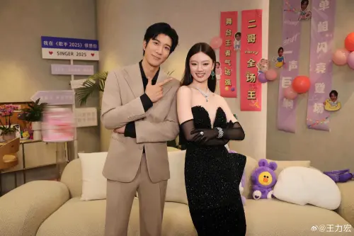 ▲金曲歌王王力宏（左）久違現身電視銀幕前，是為單依純（右）擔任幫唱嘉賓。（圖／翻攝自王力宏微博）