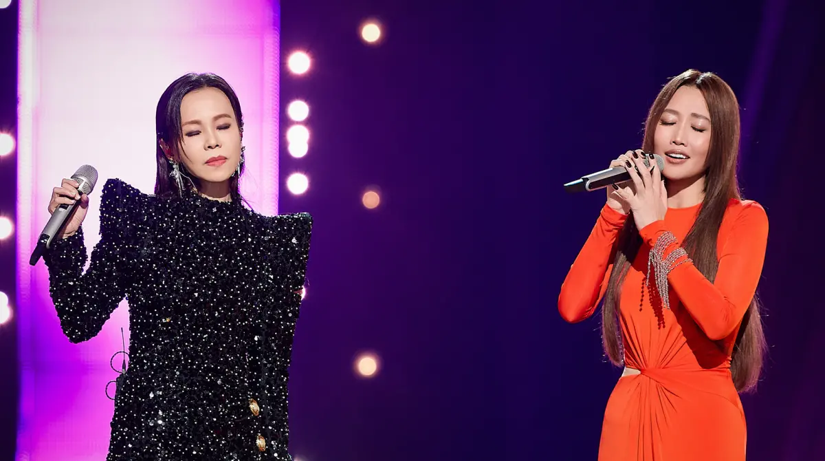 ▲彭佳慧（左）昨晚當A-Lin（右）的幫唱嘉賓，卻因為排名墊底自責爆哭，粉絲則質疑是《歌手2025》故意做局讓耳機沒聲音，超級心疼彭佳慧，要求節目組道歉。（圖／微博＠彭佳慧）