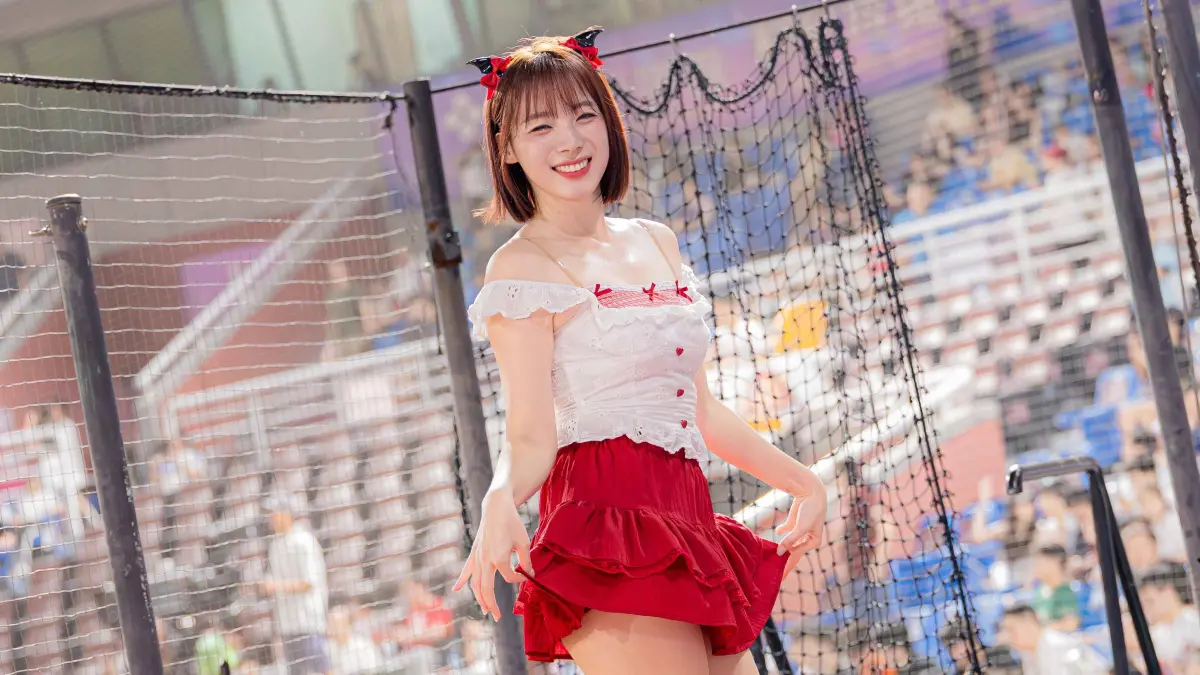 ▲樂天桃園韓籍啦啦隊女神河智媛（如圖）與禹洙漢的台灣老闆詹智能驟逝引發外界關注，2人日前於桃園棒球場露面報平安，河智媛還化身攝影師、公主抱筠熹逗樂全場，並向粉絲送上健康幸福祝福。（圖／樂天桃猿提供）