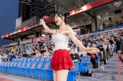 ▲禹洙漢也在事發隔天現身桃園棒球場，用微笑向粉絲報平安。（圖／樂天桃猿提供）