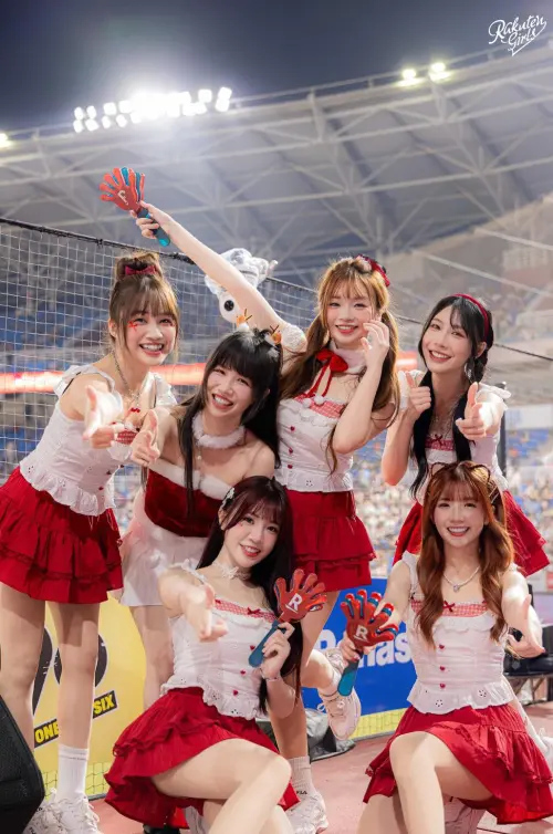 ▲河智媛拿起一旁攝影師的相機，為樂天女孩們留下合影。（圖／樂天桃猿提供）