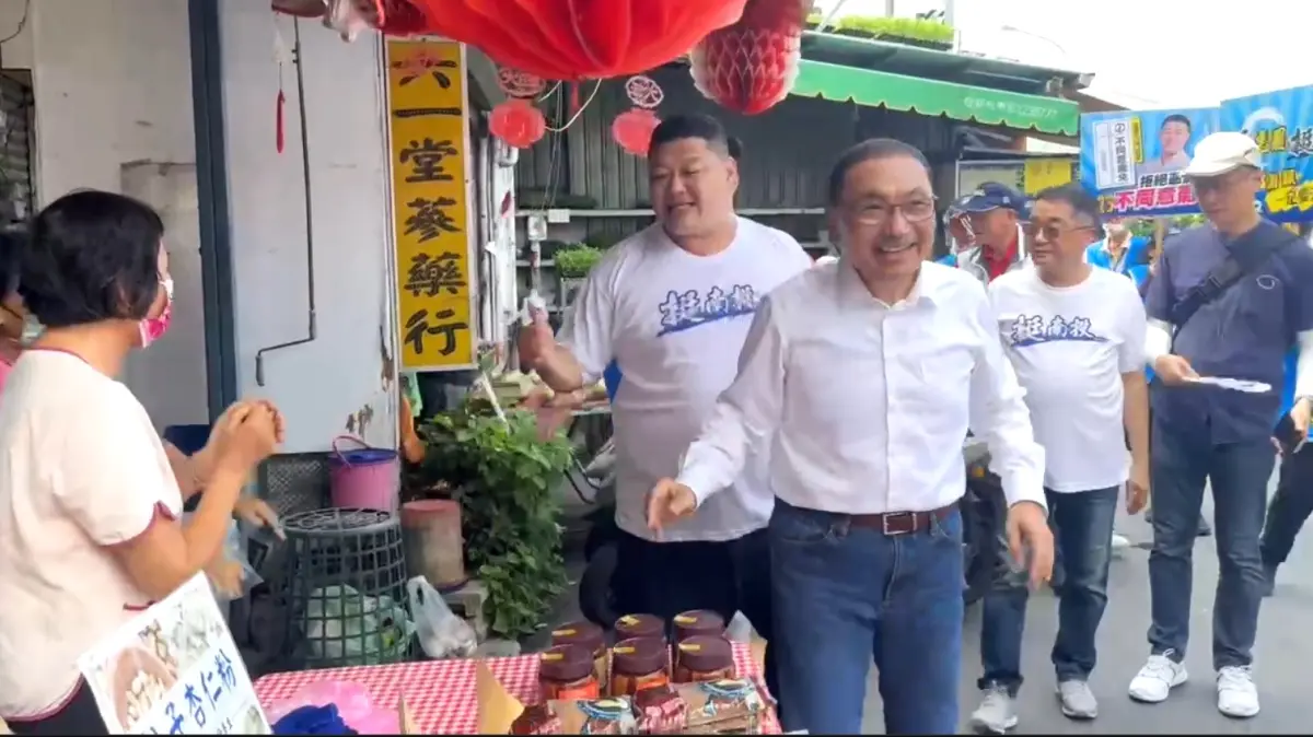 ▲新北市長侯友宜今天到南投市，陪面臨罷免的立委游顥到市場掃街。（圖／游顥服務處提供，2025.08.09）