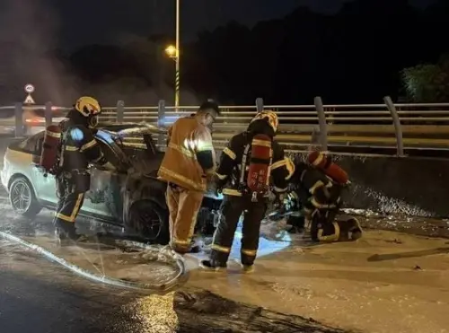 ▲事發於彰化市台74甲線東外環道，8日深夜發生一起火燒車意外，整輛車燒成一團，情況一度相當危急。（圖／翻攝畫面）