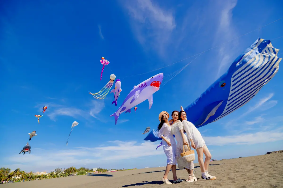 ▲「2025旗津風箏節暨氣墊水樂園」將於今（9）日起連續二週的星期六日登場，現場展出30公尺以上的巨型風箏，並預計有超過130隻海洋生物造型風箏盤旋天際。本文整理交通、接駁與交管等資訊一次看。（圖／高雄市觀光局提供）