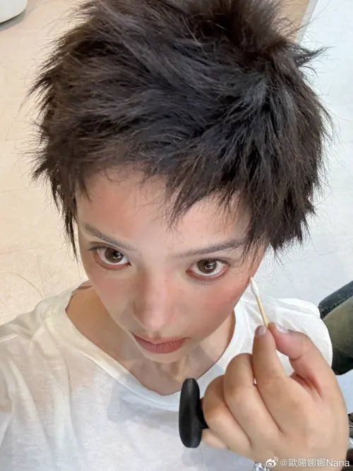 ▲歐陽娜娜近期曬出極短髮造型，嚇壞粉絲。（圖／翻攝自歐陽娜娜微博）