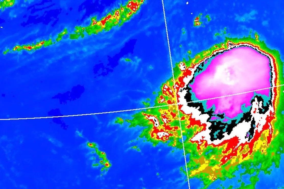 ▲楊柳颱風強度有持續增強趨勢，有機會達到中颱等級，不過下週一、下週二將遇魔王關卡，闖垂直風切海域。圖為楊柳颱風衛星雲圖。（圖／取自中央氣象署cwa.gov.tw）