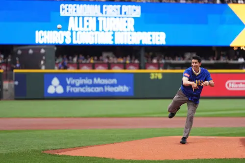 ▲今日比賽開始前，由與鈴木一朗共事多年的翻譯特納（Allen Turner）擔任開球嘉賓，場面溫馨感人。特納也接受了水手轉播單位、華盛頓州當地媒體《Root Sports》的賽前訪問，暢談與一朗共同走過的歲月與心中深刻的記憶。（圖／美聯社／達志影像）