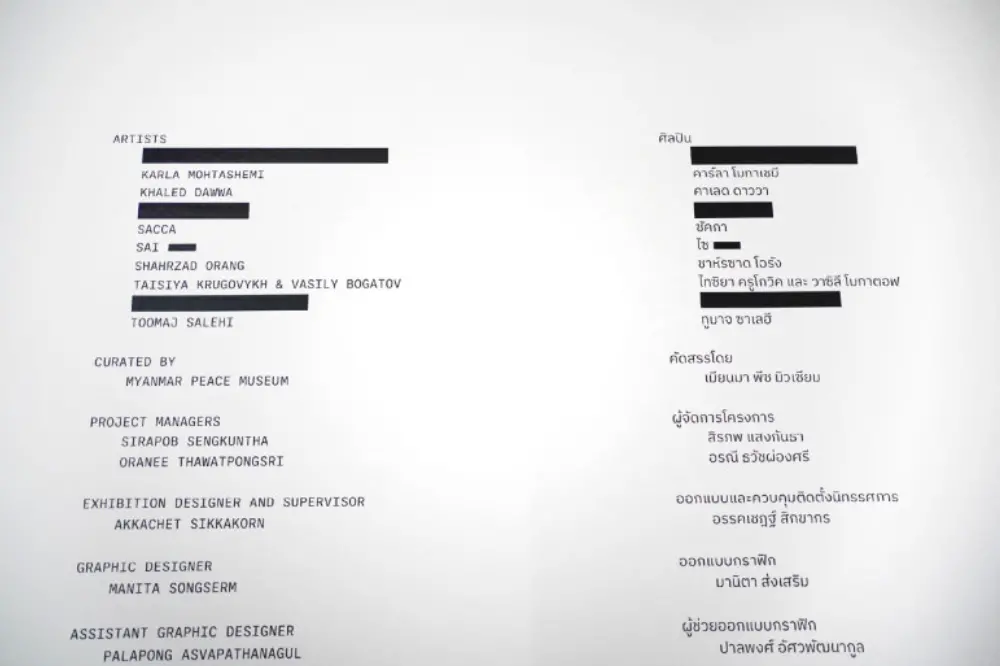 ▲曼谷藝術文化中心展覽現場的藝術家名單中，多名涉中國議題的流亡藝術家姓名被黑條遮蓋。（圖／路透社／達志影像）