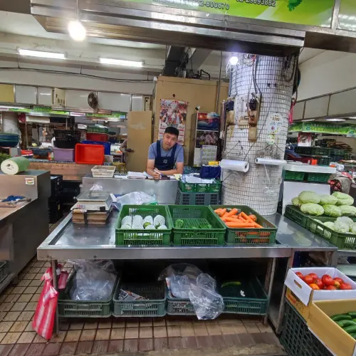 ▲廖炯程日前分享攤位「無菜可賣」情形，直言因南部大雨影響，葉菜、花果瓜類通通消失中。（圖／廖炯程臉書）