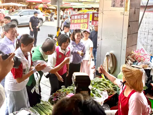 ▲何博文今偕同新北市黨部主委、綠委蘇巧慧前往新店掃街、宣傳。（圖／蘇巧慧辦公室提供）
