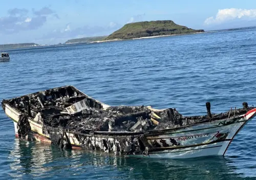 船長驚險跳海逃生！澎湖漁船不明原因起火　燒到焦黑只剩船底
