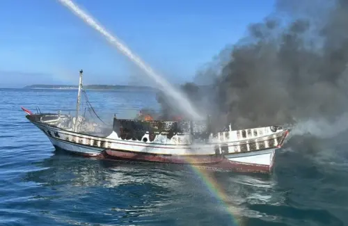 ▲9日清晨，澎湖將軍籍漁船「惠富鴻16」失火，原因還在調查中。（圖／翻攝畫面）