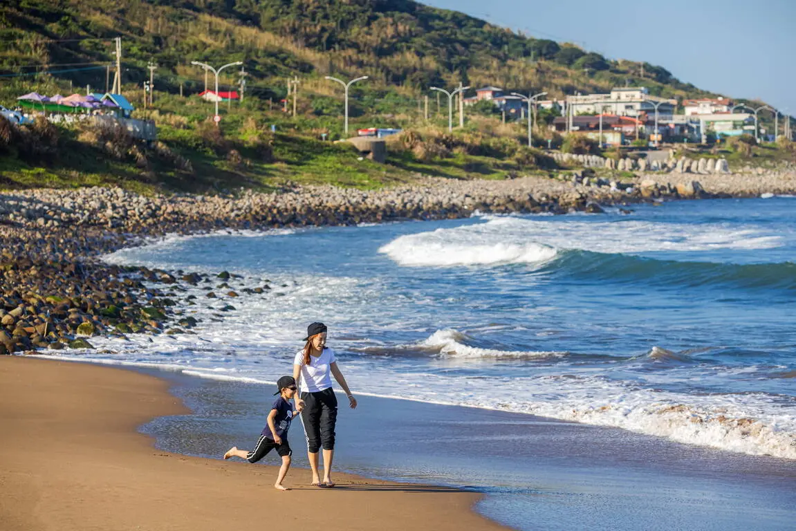 ▲暑假期間民眾喜愛玩水消暑，新北市政府觀光旅遊局局長楊宗珉特別推薦好玩又安全的5大景點，包含圖中的中角灣，以及淺水灣、白沙灣、福隆海水浴場及三峽大豹溪等。（圖／新北市觀旅局提供）