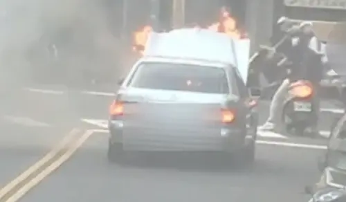 旁邊就是瓦斯桶　賓士等紅燈引擎蓋冒火　煤氣行員工怕爆燃急滅火
