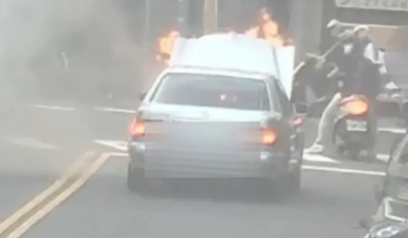 ▲事發在高雄苓雅區，7號傍晚一輛賓士車在等紅燈時，引擎蓋冒出白煙後，緊接著冒出火光。（圖／翻攝畫面）