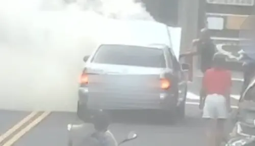 ▲事發在高雄苓雅區，7號傍晚一輛賓士車在等紅燈，沒想到火燒車，一旁瓦斯行員工見義勇為，拿滅火器出來滅火。（圖／翻攝畫面）