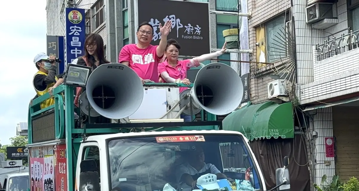 ▲綠委王義川今天到南投草屯，與民進黨主委陳玉鈴陪罷團車隊掃街。（圖／草屯罷馬志工團提供，2025.08.09）