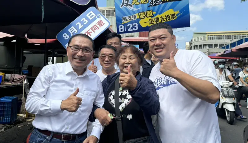 ▲藍委游顥由新北市長侯友宜陪同,到南投菜市場掃街。(圖/游顥服務處提供,2025.08.09)