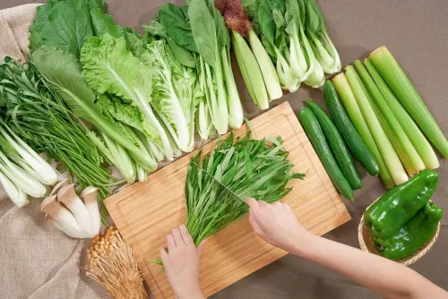 ▲北農在實施平穩蔬菜價格作業期間，推出平穩有機蔬菜箱，每箱內容物包含7包葉菜類、3包根莖類、3包蕈菇類。（圖／農嚴選電商平台）