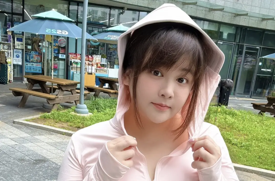 ▲小小瑜到韓國參加音樂節，在烈日下站5小時熱衰竭，差點被擔架抬走，也因為粉絲激烈推擠，導致她呼吸不到空氣，情況相當危急。（圖／翻攝自臉書小小瑜 張芯瑜）