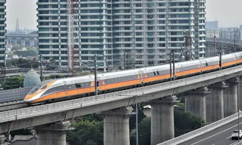 ▲印尼雅萬高鐵債務纏身，這項建設是的中國「一帶一路」指標工程，卻讓印尼背負沉重債務負擔。（圖／翻攝自維基百科）