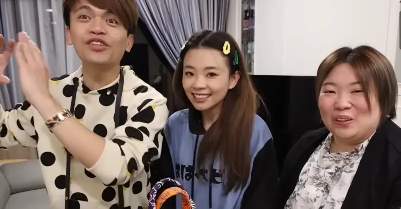 ▲蘿拉（右）近日被發現改了LINE帳號，更名為「蔡阿嘎二伯工作室」。蔡阿嘎（左）親自解釋，這是公務帳號，現已被公司收回，不是蘿拉又出來詐騙。（圖／蔡阿嘎Life YouTube）