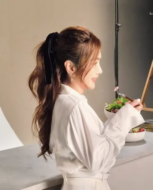 ▲陳美鳳分享一張工作側拍，狀態好到嚇人。（圖／翻攝自陳美鳳IG@im_meifen）