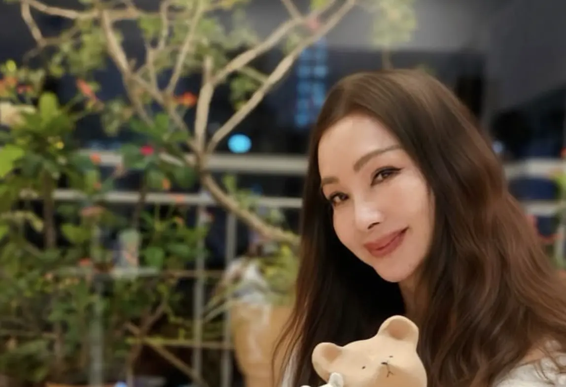 ▲陳美鳳快70歲了，狀態依舊像少女，昨日她分享一張側臉照，狀態好到宛如大學生，許多網友都不相信她的真實年齡。（圖／翻攝自陳美鳳IG@im_meifen）