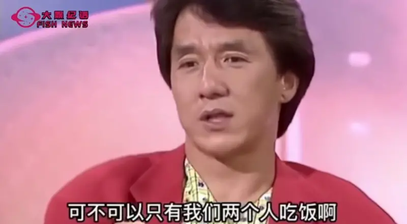 ▲成龍（如圖）曾在2022年自傳《我是成龍：60年光影記錄》中承認，歌手鄧麗君就是他的女朋友，他對鄧麗君表達歉意，並提及當年交往和分開的過程。（圖／翻攝自微博@娛記回宮）