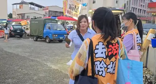 ▲陳妍馨出示溝通過程影片，指從頭到尾沒有「大聲」，事後卻被指責欺負外地來的志工，才忍不住火大。（圖／游顥服務處提供，2025.08.09）