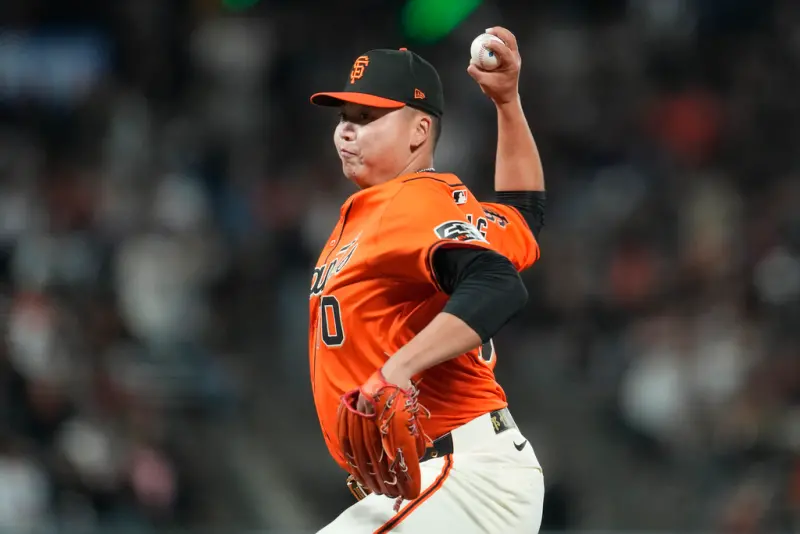 ▲效力MLB美國職業棒球大聯盟（Major League Baseball）舊金山巨人的台灣投手鄧愷威於今（9）日，在甲骨文球場（Oracle Park）迎來本季主場首度登板，繳出亮眼表現。（圖／路透／達志影像）