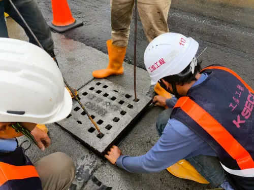 ▲捷運施工團隊已完成澄清路沿線水溝蓋降噪、防滑及加裝橡膠墊作業。（圖／高市府捷運局提供）