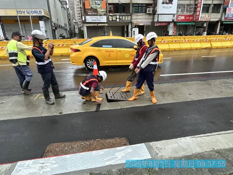 ▲捷運施工團隊降低車輛壓過水溝蓋時的噪音與震動，並改善輪胎跳動情形，提升行車穩定性。（圖／高雄市政府提供）