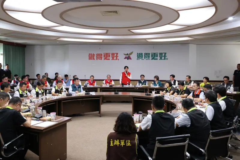 ▲ 賴清德今天前往台南市民治市政中心視察前進指揮所，並與中央、地方機關及在地營造、建築公會代表進行意見交流。（圖／南市府提供）