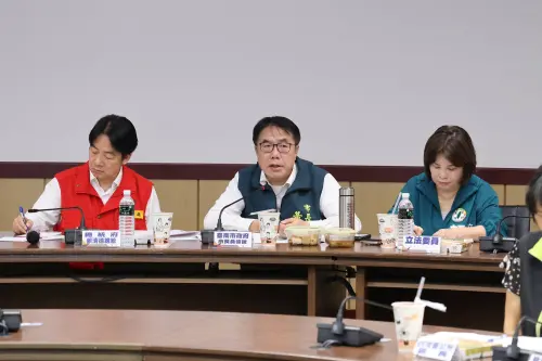 ▲ 黃偉哲也全程陪同總統賴清德希望在各單位共同合作下，早日完成災區家園重建。（圖／南市府提供）