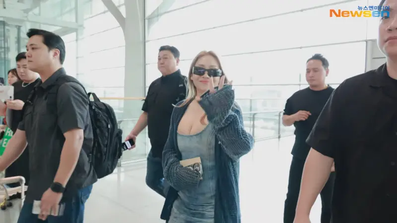 ▲2NE1、ZICO、宣美、Crush將出席10日台中的《KPOP MASTERZ》拼盤演唱會，CL（如圖）機場OOTD（今日穿搭）視覺太震撼，讓記者拍不停。（圖／뉴스엔·Newsen YouTube）