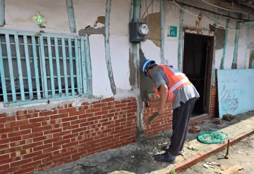 ▲交通部公路局、鐵道局、高速公路局進駐台南災區協助居民修復受損房屋。（圖／交通部）