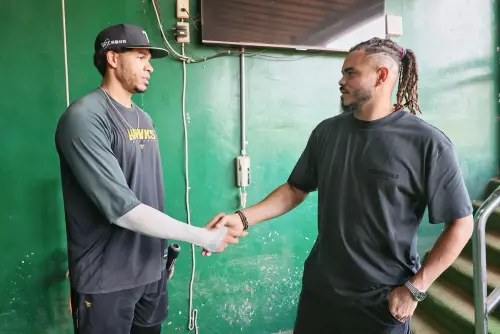 ▲台鋼雄鷹新洋投那瑪夏（Dinelson Lamet）（右）今日抵達台灣，與洋砲魔鷹相見歡。（圖／台鋼雄鷹提供）