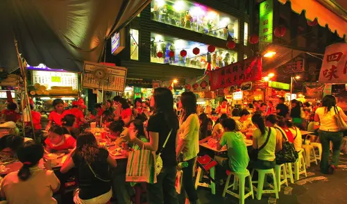 People living their lives in Taiwan under relatively lower cost of living. (Tourism Administration, Ministry of Transportation and Communications)