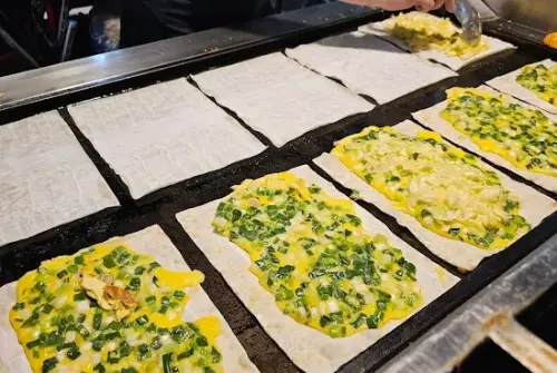 ▲饒河夜市小旺仔宜蘭蛋餅記者超推！份量大又便宜，完全可以當主食來吃。（圖/Google評價）