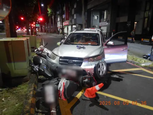 高雄驚魂夜！男深夜逆向「保齡球式」撞13輛機車　車內驚見這一包
