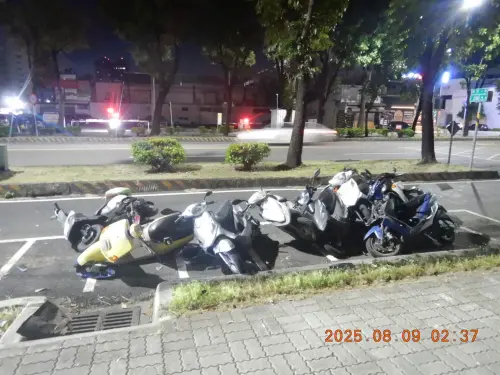 ▲高雄43歲王男9日凌晨逆向高速撞毀13輛機車，酒測值零但車內查獲毒品，警方依公共危險與毒品罪送辦。(圖／翻攝畫面)