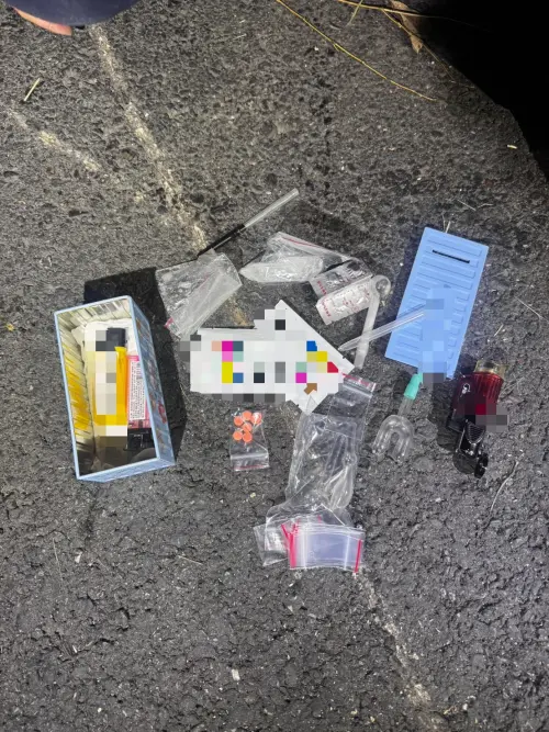 ▲高雄43歲王男9日凌晨逆向高速撞毀13輛機車，酒測值零但車內查獲毒品，警方依公共危險與毒品罪送辦。(圖／翻攝畫面)