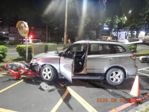 ▲高雄43歲王男9日凌晨逆向高速撞毀13輛機車，酒測值零但車內查獲毒品，警方依公共危險與毒品罪送辦。(圖／翻攝畫面)