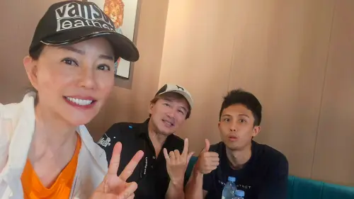 ▲資深藝人狄鶯（左）昨（8）日在社群曬出一家3口合照，還甜蜜喊話：「下輩子當孫鵬（中）女兒應該會比當他老婆幸福！」而日前因爲精神狀況不佳被拍下的兒子孫安佐（右）近況也曝光。（圖／翻攝自狄鶯臉書）